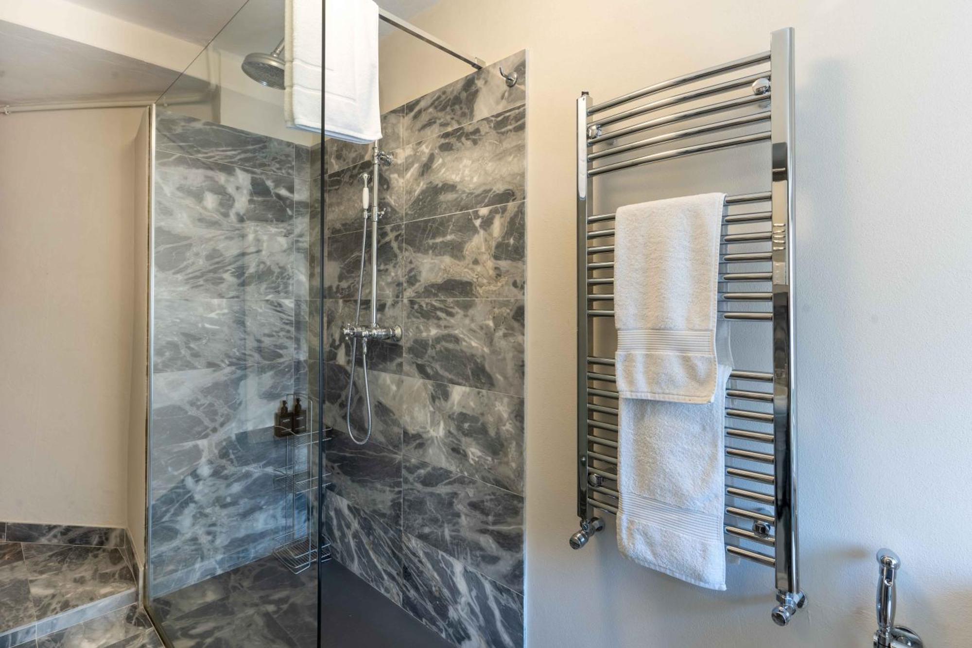 Luxury Apartment Angelio Barga Eksteriør billede